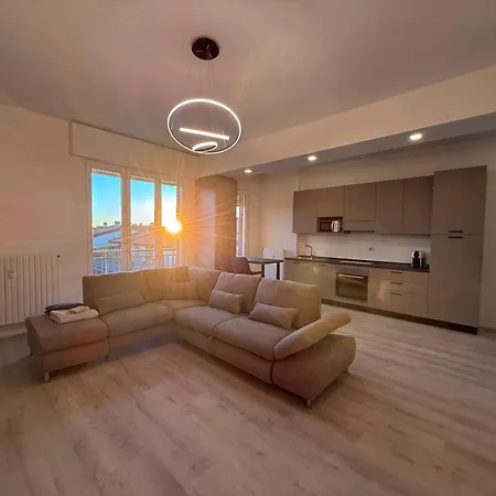 Modern & Chic, 3 Bedrooms, 2 Baths And Balcony Bergamo