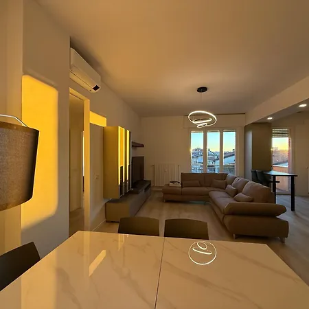 Modern & Chic, 3 Bedrooms, 2 Baths And Balcony Apartment *