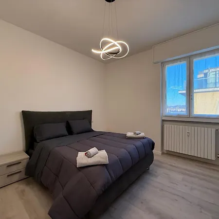 Modern & Chic, 3 Bedrooms, 2 Baths And Balcony