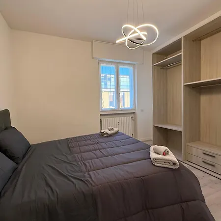 Modern & Chic, 3 Bedrooms, 2 Baths And Balcony Bergamo