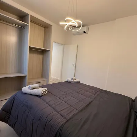 Modern & Chic, 3 Bedrooms, 2 Baths And Balcony Apartment *