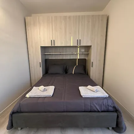 Modern & Chic, 3 Bedrooms, 2 Baths And Balcony Apartment *