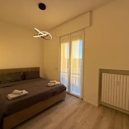 Modern & Chic, 3 Bedrooms, 2 Baths And Balcony