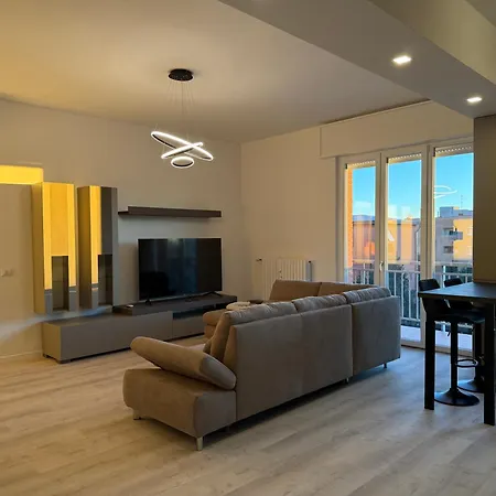 아파트 Modern & Chic, 3 Bedrooms, 2 Baths And Balcony 베르가모