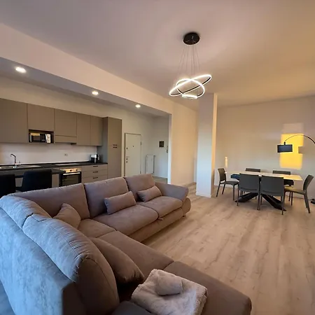 Apartment Modern & Chic, 3 Bedrooms, 2 Baths And Balcony