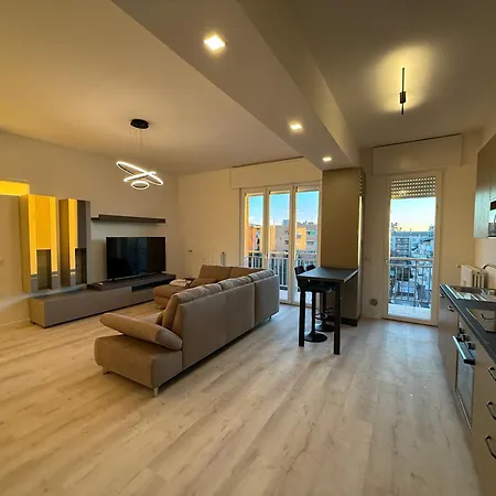 Apartment Modern & Chic, 3 Bedrooms, 2 Baths And Balcony *