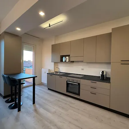 Apartment Modern & Chic, 3 Bedrooms, 2 Baths And Balcony