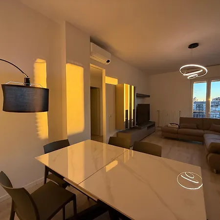 Modern & Chic, 3 Bedrooms, 2 Baths And Balcony Apartment Bergamo