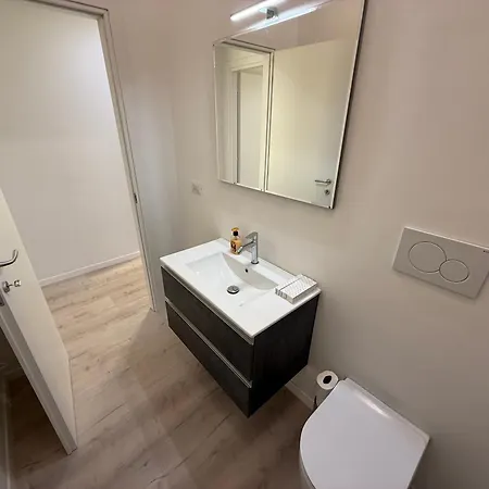 Modern & Chic, 3 Bedrooms, 2 Baths And Balcony 아파트