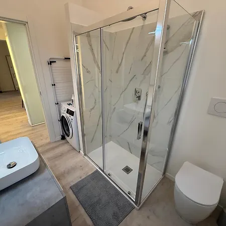 Modern & Chic, 3 Bedrooms, 2 Baths And Balcony Apartment Bergamo