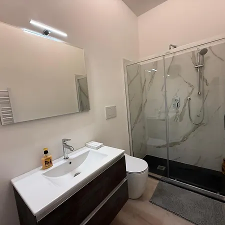 Modern & Chic, 3 Bedrooms, 2 Baths And Balcony Apartment Bergamo