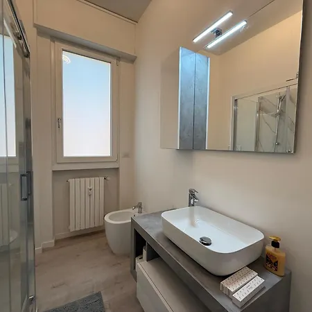 Modern & Chic, 3 Bedrooms, 2 Baths And Balcony