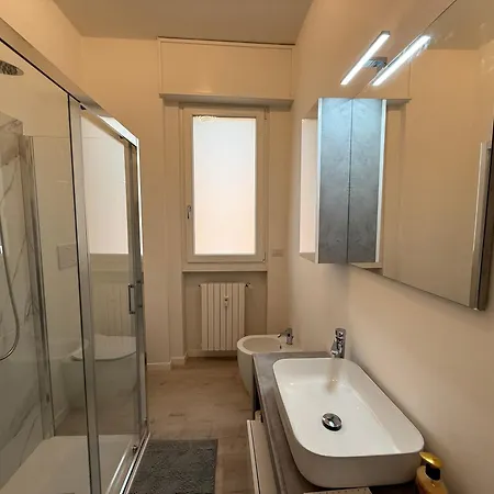 Modern & Chic, 3 Bedrooms, 2 Baths And Balcony * Bergamo