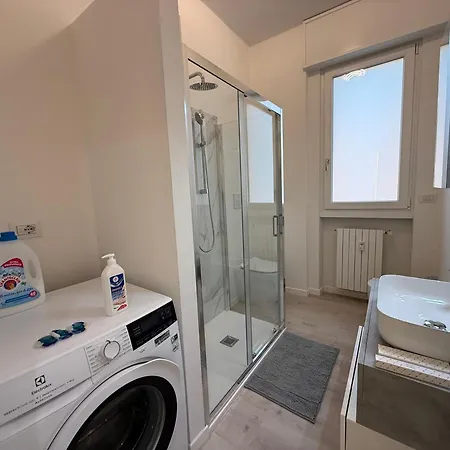 Modern & Chic, 3 Bedrooms, 2 Baths And Balcony Bergamo